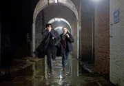 Im verregneten London jagen Sherlock Holmes (Benedict Cumberbatch, li.) und Dr. John Watson (Martin Freeman) einen mysteriösen Serienmörder.