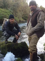 Portr&auml;t von Grady Powell und Bill McConnell am Flussufer, Ganzk&ouml;rperaufnahme.