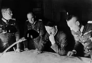 V.l.: Wilhelm Keitel, Walther von Brauchitsch, Adolf Hitler und Franz Halder studieren die Operationen an der Ostfront.