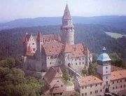 Das Schloss des K&ouml;nigs liegt majest&auml;tisch mitten in einem gro&szlig;en, sagenumwobenen Reich.