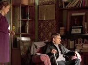 Sherlocks Vermieterin Mrs. Hudson (Una Stubbs) bietet dem noch immer etwas verunsicherten Dr. Watson (Martin Freeman) eine Tasse Tee an.