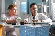 Dr. Ilay Demir (Tan Caglar, re.) hat aufgrund eines H&ouml;rbefundes des fast g&auml;nzlich erblindeten Dr. Heilmann eine Untersuchung bei Nico Hartmann (Roland Schreglmann, li.) vorgenommen. Als die beiden das Ergebnis auswerten, k&ouml;nnen sie nicht glauben, was sie da sehen.