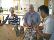 Trödelexperte Mauro (re.) merkt schnell, dass Alexander einige Schätze unter dem Erbe seiner Eltern vermutet... Trödelexperte Mauro (re.) merkt schnell, dass Alexander einige Schätze unter dem Erbe seiner Eltern vermutet...