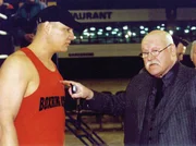 Der Manager Wolfgang Reck (Hans Teuscher) verlangt von seinem Boxer-Schützling Fred Wallner (Axel Schulz, links), sich nur auf den Kampf und den Höhepunkt seiner Karriere zu konzentrieren und die Gedanken an seine kranke Frau und Tochter möge er bitte ausserhalb des Ringes lassen! Der Manager Wolfgang Reck (Hans Teuscher) verlangt von seinem Boxer-Schützling Fred Wallner (Axel Schulz, links), sich nur auf den Kampf und den Höhepunkt seiner Karriere zu konzentrieren und die Gedanken an seine kranke Frau und Tochter möge er bitte ausserhalb des Ringes lassen!