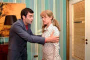 David (Mathis Künzler, l.) lässt die unglückliche Lisa (Alexandra Neldel, r.) nicht zu Wort kommen und bittet sie, eine geeignete Hochzeitslocation für Mariella und ihn auszusuchen.