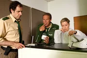 Auf dem Revier wurde eingebrochen. Dr. Anja Licht (Karin Thaler, rechts) untersucht den Tresen nach Fingerabdrücken, während Hubert (Christian Tramitz, Mitte) und Staller (Helmfried von Lüttichau) überlegen, was der Einbrecher wohl gesucht hat. Auf dem Revier wurde eingebrochen. Dr. Anja Licht (Karin Thaler, rechts) untersucht den Tresen nach Fingerabdrücken, während Hubert (Christian Tramitz, Mitte) und Staller (Helmfried von Lüttichau) überlegen, was der Einbrecher wohl gesucht hat.