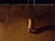 Williams und Rodgers klettern die Außenwand des Gefängnisses hinunter.