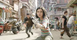 Hugo (Keean Johnson, l.), Alita (Rosa Salazar, vorne).