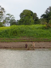Gro&szlig;aufnahme von Bill McConnell und Grady Powell auf einem Flo&szlig; am Ufer des Amazonas.