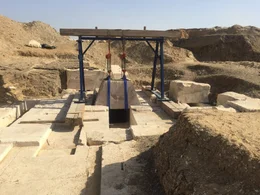In der kargen W&uuml;ste Nord-&Auml;gyptens entdeckte ein Forschungsteam eine Pyramide mit einer versiegelten Grabkammer. Wenn Arch&auml;ologen sie &ouml;ffnen, kommt ein antiker Tatort zum Vorschein.
