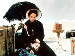 Die stumme Ada (Holly Hunter) ist mit ihrer kleinen Tochter Flora (Ann Paquin) von Schottland nach Neuseeland gekommen. Dort muss sie eine lange Nacht am Strand verbringen, ehe ihr Br&auml;utigam, den sie &uuml;berhaupt nicht kennt, die beiden abholt.