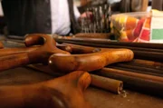 Schirmgriffe aus Holz: Bei den Holzarbeiten kommt eine über 100 Jahre alte Schirmmachermaschine zum Einsatz.