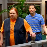 Berta (Conchata Ferrell, l.) und Alan (Jon Cryer, r.)