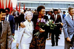 DDR-Volksbildungsministerin Margot Honecker und die Bildungsministerin von Mosambik Gra&ccedil;a Machel besuchen die Schule der Freundschaft in Sta&szlig;furt