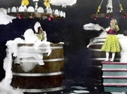 Frau Holle (Lucie Englisch, links) erklärt der kleinen Goldmarie (Madeleine Binsfeld), welche Pflichten sie hat. Frau Holle (Lucie Englisch, links) erklärt der kleinen Goldmarie (Madeleine Binsfeld), welche Pflichten sie hat.