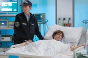 Eine Beamtin (Komparsin) überwacht Gefängnisinsassin Monika Vietmann (Anna Thalbach), die trotz starker Bauchschmerzen jede weitere Diagnostik verweigert.