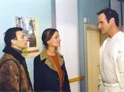 Dr. Achim Kreutzer (Johannes Steck, rechts) kann dem Ehepaar Berger (Thomas Pötzsch und Sabine Falkenberg) mitteilen, dass der Hirntumor bei ihrer Tochter Niki erfolgreich entfernt werden konnte. Dr. Achim Kreutzer (Johannes Steck, rechts) kann dem Ehepaar Berger (Thomas Pötzsch und Sabine Falkenberg) mitteilen, dass der Hirntumor bei ihrer Tochter Niki erfolgreich entfernt werden konnte.