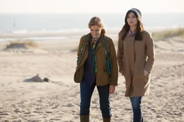 Agnes (Carla Juri, l.); Henny (Gemma Chan, r.)