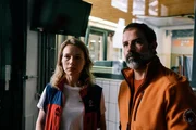 Helene Rechlin (Anna Brüggemann) und Res Wolfensberger (Beat Marti) warten auf Neuigkeiten.