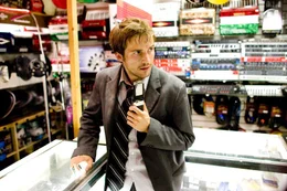 Allen Monstern zum Trotz: Rob (Michael Stahl-David) braucht einen neuen Akku f&uuml;r das Handy ...