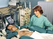 MDR Fernsehen IN ALLER FREUNDSCHAFT FOLGE 187, "In schwerer Stunde". Nicht nur dass Pia (Hendrikje Fitz, 2.v.l.) der Gesundheitszeustand ihres Mannes Roland (Thomas Rühmann) sie in großer Sorge versetzt, auch die Versicherungsprobleme, Optionsvertrag für das neue Haus und das Verhalten Jakobs stellen weitere Belastungen für sie dar!