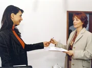 MDR Fernsehen IN ALLER FREUNDSCHAFT FOLGE 186, "ARD/MDR - IN ALLER FREUNDSCHAFT, Fernsehserie 2003, Folge 186: Gebrochenes Schwingen, Regie Peter Wekwerth. Pia Heilmann (Hendrikje Fitz, rechts) ist vom angebotenen Haus begeistert und kann nicht glauben, dass die Maklerin Katrin Weber (Ivana Kansy) dieses für einen sehr günstigen Preis zum Kauf anbietet.