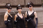 Von links: Verkleidet als Holly Golightly aus dem Film 'Frühstück bei Tiffany' überfallen Beth (Andrea Bogart), Dana (Lisa Jay) und Natalie (Nicole Malgarini) ein Juweliergeschäft. Von links: Verkleidet als Holly Golightly aus dem Film 'Frühstück bei Tiffany' überfallen Beth (Andrea Bogart), Dana (Lisa Jay) und Natalie (Nicole Malgarini) ein Juweliergeschäft.