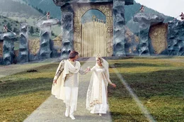 Der Bauernsohn (Mircea Breazu) kehrt mit der Prinzessin (Ana Szeles) zur&uuml;ck in die Welt der Erdenmenschen, nachdem sie das Wasser der Sehnsucht getrunken haben.