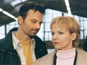 MDR Fernsehen IN ALLER FREUNDSCHAFT FOLGE 183, "Ganz oder gar nicht". Obwohl Kathrin (Andrea Kathrin Loewig) noch nicht über Florian hinweg ist, stürzt sie sich in ein neues Abenteuer mit Carsten Sandlass (Zsolt Bacs).