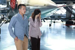 Benjamin (Jason Wong, l.); Henny (Gemma Chan, r.)