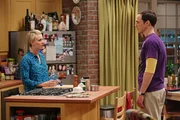 Als Penny (Kaley Cuoco, l.) Sheldon (Jim Parsons, r.) darauf aufmerksam macht, dass es Abschlussball-Rituale gibt, f&uuml;hlt er sich gen&ouml;tigt, diese auszuf&uuml;hren ...