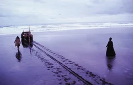 Der Brite Alistair Stewart (Sam Neill) l&auml;sst das Klavier trotz Adas Flehen am Strand zur&uuml;ck, denn wozu soll es gut sein? Also erwirbt es der ungebildete Nachbar George Baines (Harvey Keitel) und l&auml;&szlig;t sich von Ada Klavierunterricht geben.