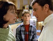 Hal (Bryan Cranston, re.) und Lois (Jane Kaczmarek) beraten darüber, wie man Reese (Justin Berfield) wirkungsvoll bestrafen könnte. Hal (Bryan Cranston, re.) und Lois (Jane Kaczmarek) beraten darüber, wie man Reese (Justin Berfield) wirkungsvoll bestrafen könnte.
