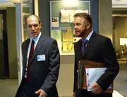 Der stellvertretende CSI-Direktor Ecklie (Marc Vann) tut alles, um seinen gr&ouml;&szlig;ten Konkurrenten Grissom (William Petersen) und dessen Team zu torpedieren.