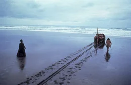 Das Piano als Symbol der Zivilisation verliert sich in den Weiten des neuseel&auml;ndischen Strands.