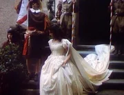 Jasnenka (Michaela Kuklov&aacute;) im wei&szlig;en, wallenden Brautkleid ist gl&uuml;cklich.