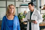 Verwaltungsdirektorin Sarah Marquardt (Alexa Maria Surholt) wollte eigentlich Dr. Kaminski einen Krankenbesuch abstatten, doch ihr kommt es dazwischen. Verwaltungsdirektorin Sarah Marquardt (Alexa Maria Surholt) wollte eigentlich Dr. Kaminski einen Krankenbesuch abstatten, doch ihr kommt es dazwischen.