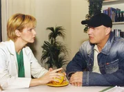 Dr. Globisch (Andrea Kathrin Loewig) erklärt Fred Wallner (Axel Schulz), dass er als Nierenspender für seine Frau in Frage kommt. Dr. Globisch (Andrea Kathrin Loewig) erklärt Fred Wallner (Axel Schulz), dass er als Nierenspender für seine Frau in Frage kommt.