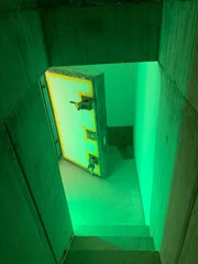 Die Bunkertür wiegt 1,8 Tonnen. Der Schutzraum ist 8 Meter unter der Erdoberfläche.