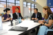 Mia schafft es, Herrn Wang für die Ideen der Agentur zu interessieren. (v.l.n.r.) Dolmetscherin (Young-Shim Kim), Wang Li Tau (Fang Yu), Richard (Robert Jarczyk) und Natascha (Franziska Matthus) Mia schafft es, Herrn Wang für die Ideen der Agentur zu interessieren. (v.l.n.r.) Dolmetscherin (Young-Shim Kim), Wang Li Tau (Fang Yu), Richard (Robert Jarczyk) und Natascha (Franziska Matthus)