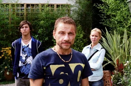 W&auml;hrend der Gedanke an Kinder f&uuml;r Frank (Richy M&uuml;ller, M.) anf&auml;nglich noch ein Albtraum ist, entdeckt er mit der Zeit, wie wunderbar es ist, Luisa (Katharina Ursinus, r.) und Lukas (Tim O. Schultz, l.) zu haben und wie sehr diese Kinder einen Vater brauchen. Frank mischt sich munter in die Erziehung ein und bringt damit die Zwillinge wie auch Katrin schier zur Verzweiflung ...