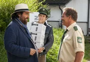 Der Kunsthändler Marco Zoller (Martin Neuhaus, links) trifft auf Hubert (Christian Tramitz, rechts) und Staller (Helmfried von Lüttichau), die gerade Prosecco-Kartons für die Vernissage im Hause des Künstlers Nobo Grün aus dem Streifenwagen laden. Der Kunsthändler Marco Zoller (Martin Neuhaus, links) trifft auf Hubert (Christian Tramitz, rechts) und Staller (Helmfried von Lüttichau), die gerade Prosecco-Kartons für die Vernissage im Hause des Künstlers Nobo Grün aus dem Streifenwagen laden.