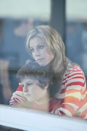 v.li.: Luke Dunphy (Nolan Gould), Claire Dunphy (Julie Bowen)