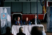 Die Pressekonferenz mit Bertram Erhardt (Maximilian Brückner, m.) und Wolfgang Breitsamer (Marcus Mittermeier, r.).