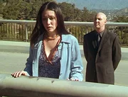 Noch ahnt Prue (Shannen Doherty, l.) nicht, dass der Wächter der Dunkelheit (Arnold Vosloo, r.), der Auslöser für ihre Lebenskrise ist.