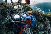 Stefan Gerner (Philip Birnstiel, r.) bringt den verletzten Josef Häberle (Roland Silbernagl) aus der Höhle. Stefan Gerner (Philip Birnstiel, r.) bringt den verletzten Josef Häberle (Roland Silbernagl) aus der Höhle.