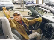 Friedrich Steinbach (Fred Delmare) sprüht nur so vor Lebensenergie und versucht Charlotte davon ein etwas abzugeben.