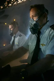REENACTMENT- Kapit&auml;n Doug Lampe (im Vordergrund, gespielt von Jonathan Purdon) und Erster Offizier Matthew Bell (gespielt von Cody Ray Thompson) im rauchgef&uuml;llten Cockpit von UPS Flug 6 (Cineflix International Media/Ian Watson)