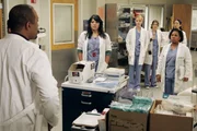 Während einer Übung, werden Bailey (Chandra Wilson, r.), Izzie (Katherine Heigl, 3.v.l.), Meredith (Ellen Pompeo, M.), Callie (Sara Ramirez, 2.v.l.) und Cristina (Sandra Oh, 2.v.r.) von Webber (James Pickens Jr., l.) unterbrochen um zu einem katastrophalen Fährunglück am Hafen von Seattle geschickt ... Während einer Übung, werden Bailey (Chandra Wilson, r.), Izzie (Katherine Heigl, 3.v.l.), Meredith (Ellen Pompeo, M.), Callie (Sara Ramirez, 2.v.l.) und Cristina (Sandra Oh, 2.v.r.) von Webber (James Pickens Jr., l.) unterbrochen um zu einem katastrophalen Fährunglück am Hafen von Seattle geschickt ...