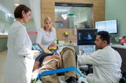 David Kaiderling (Sven Gerhardt, liegend), Chef einer kleinen Messebaufirma, wurde nach einem Sturz mit einer Pfählungsverletzung in die Sachsenklinik eingeliefert. Hier übernehmen Prof. Maria Weber (Annett Renneberg, li.), Dr. Ilay Demir (Tan Caglar, re.) und Krankenpflegerin Miriam Schneider (Christina Petersen, mi.).